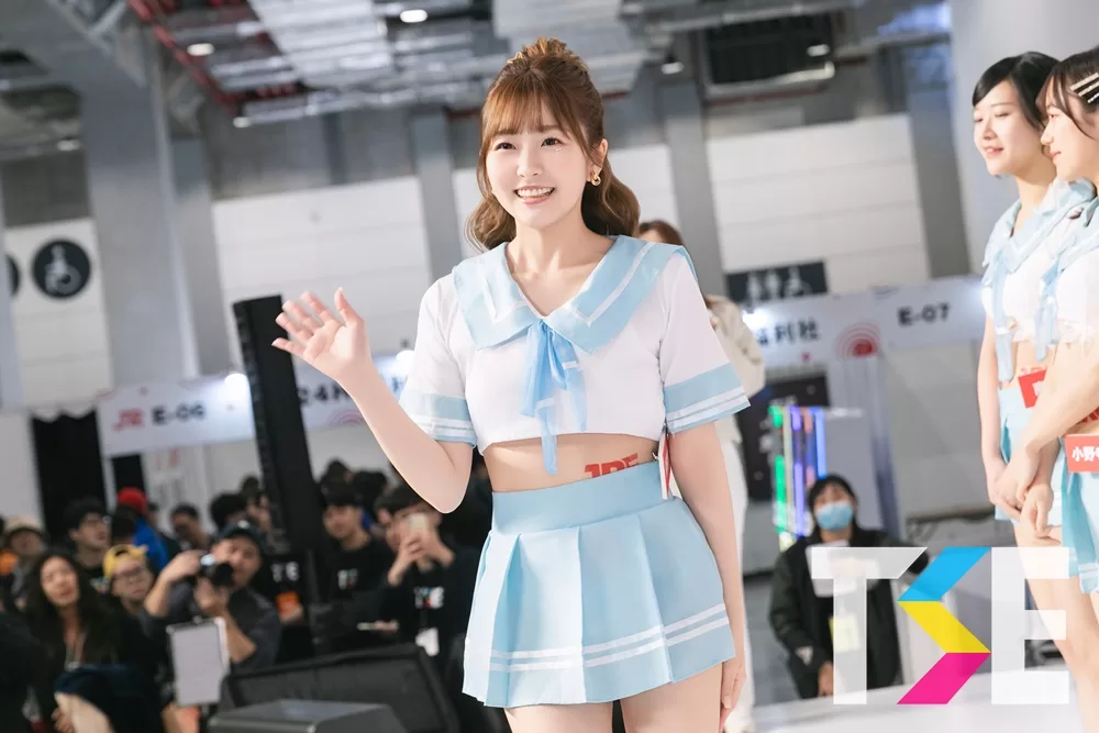 愛的比心！甜美女優「青空光」穿比基尼火辣簽章！
