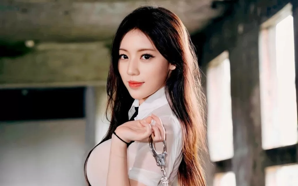 不乖小心被老師打屁屁！超火辣女教師「謝立琪 Kiki」學服祭用美乳體罰學生