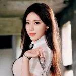 不乖小心被老師打屁屁！超火辣女教師「謝立琪 Kiki」學服祭用美乳體罰學生